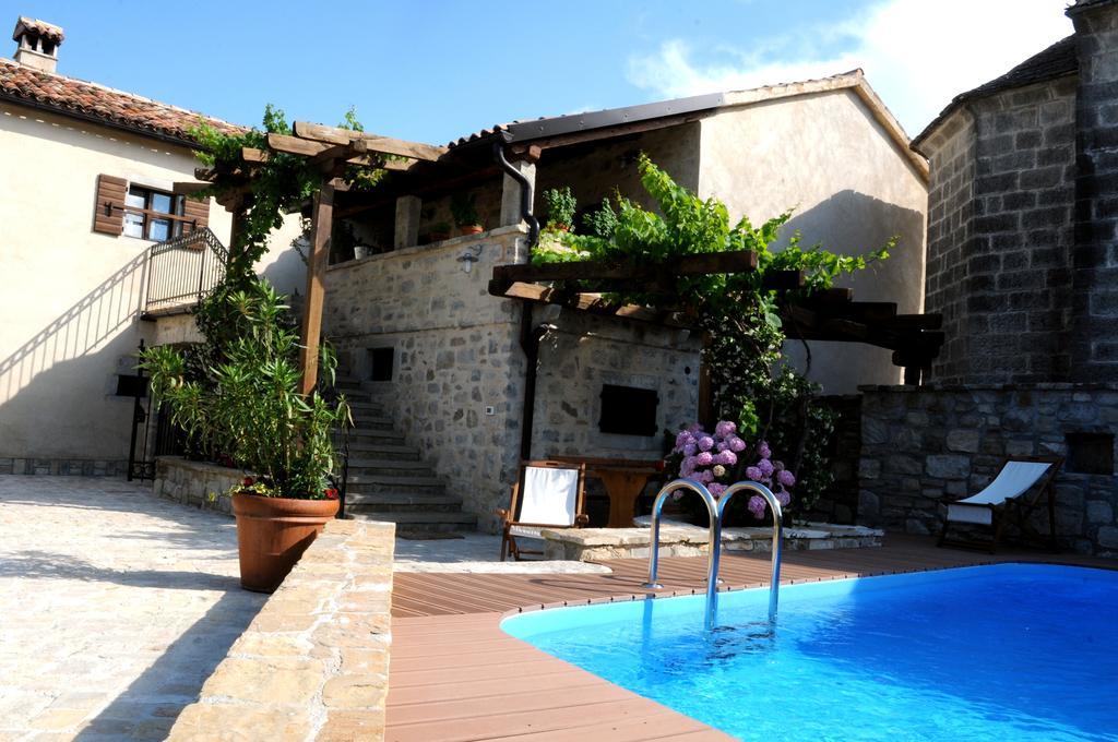 Holiday Homes Poli Svetega Antona Gračišće Dış mekan fotoğraf